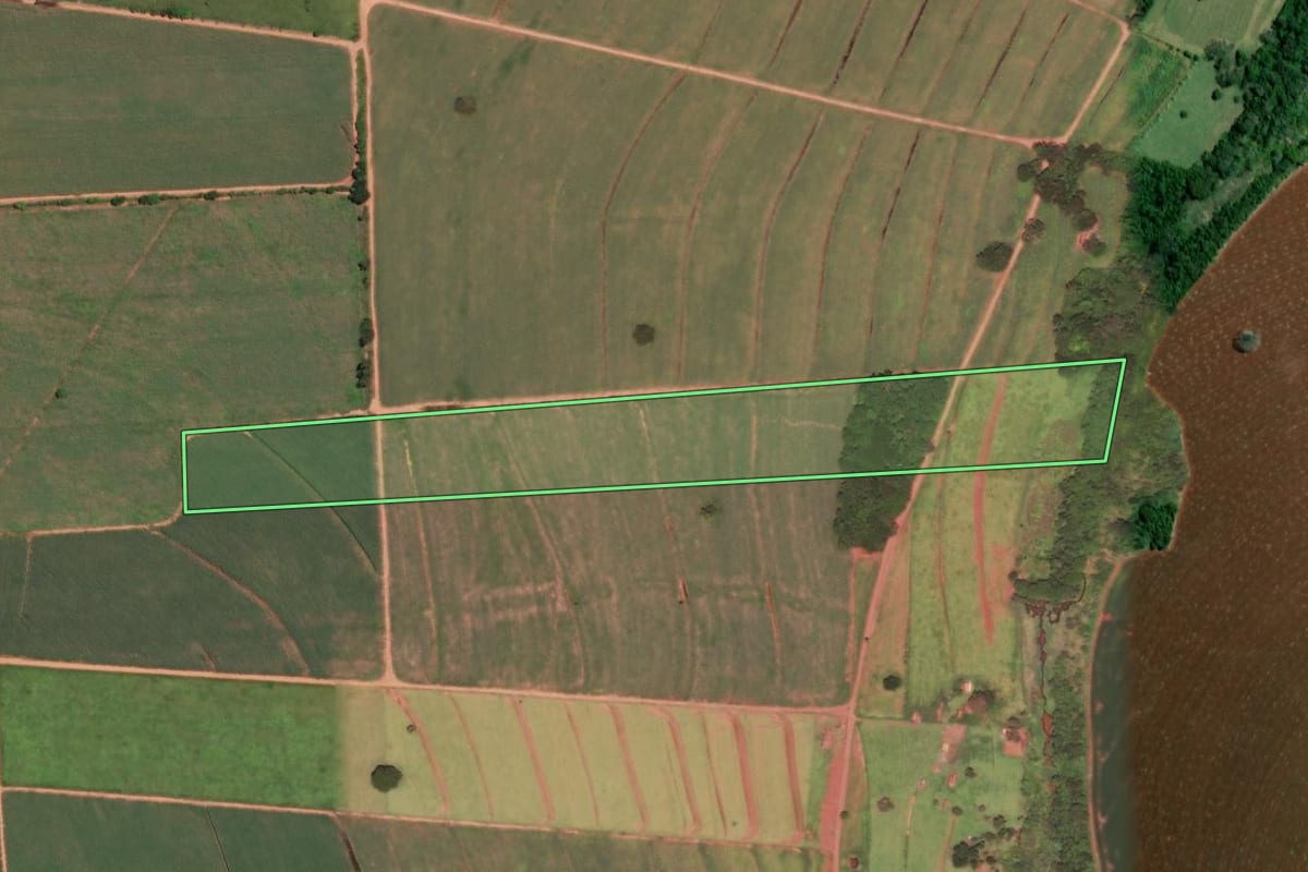 Imagem de satélite do imóvel rural em Cerqueira César (SP), com o contorno declarado no CAR desenhado por cima.