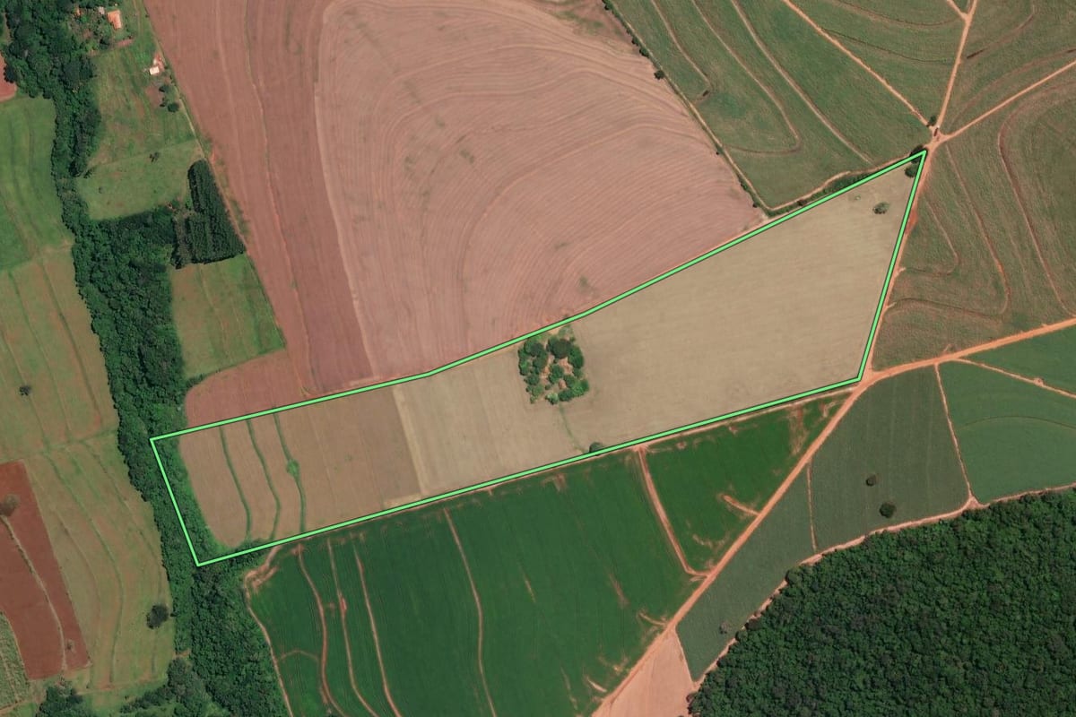 Imagem de satélite do imóvel rural em Cerqueira César (SP), com o contorno declarado no CAR desenhado por cima.