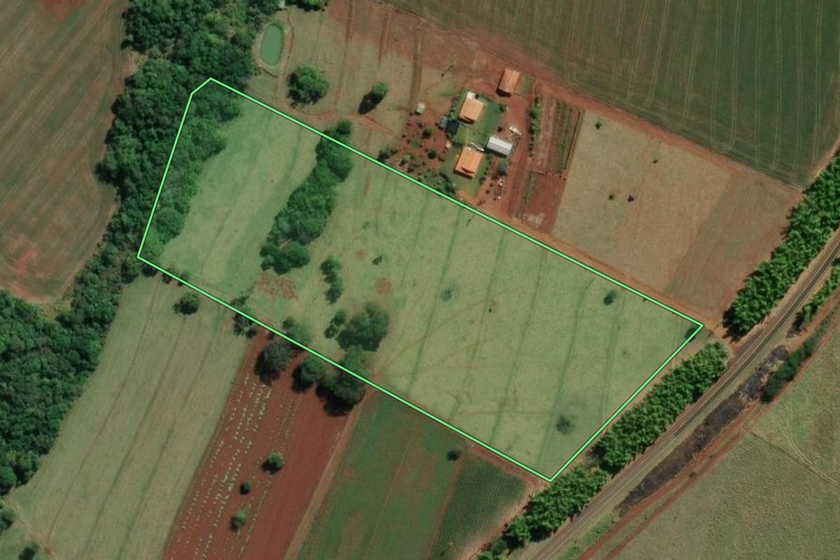 Imagem de satélite do imóvel rural em Cerqueira César (SP), com o contorno declarado no CAR desenhado por cima.