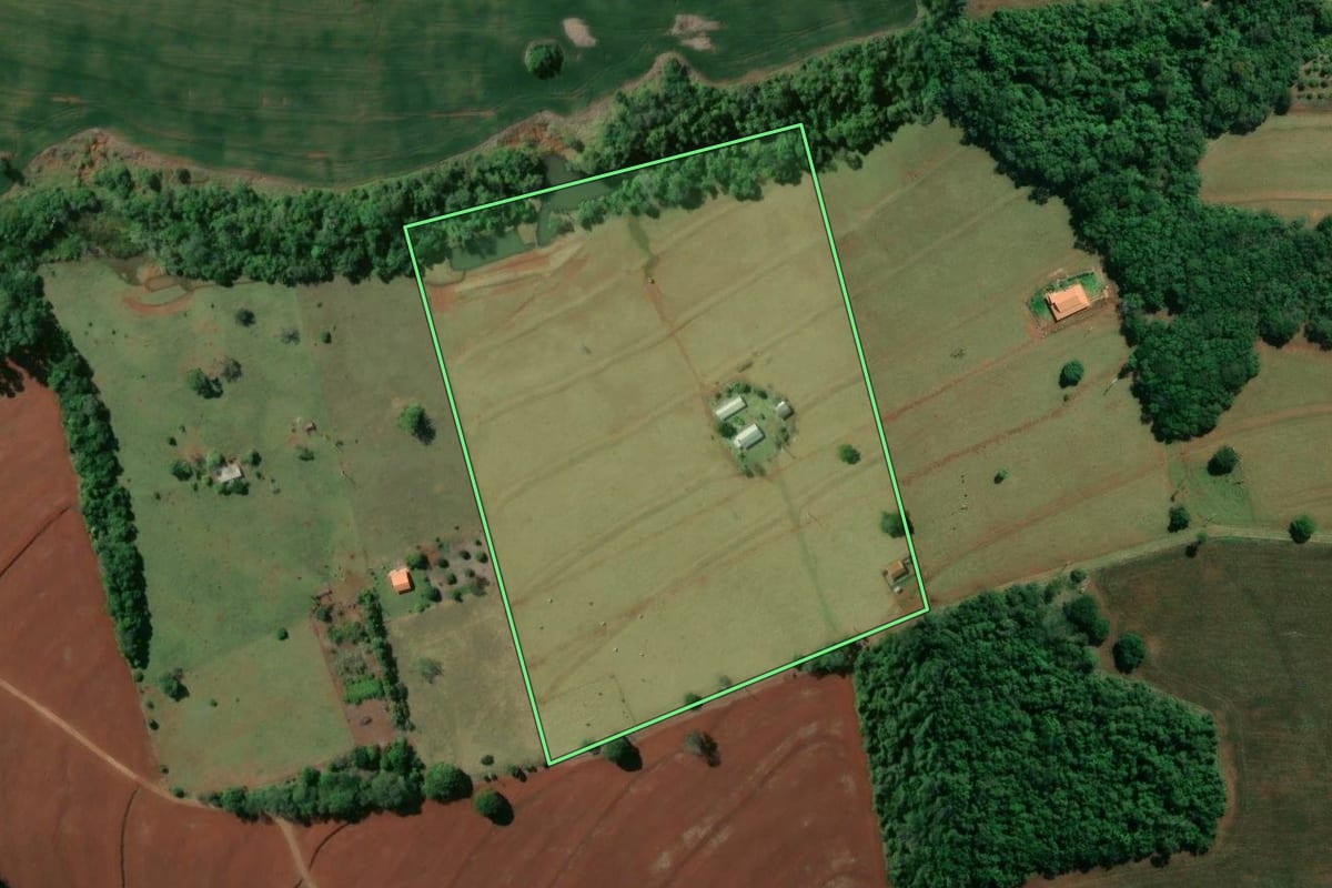 Imagem de satélite do imóvel rural em Cerqueira César (SP), com o contorno declarado no CAR desenhado por cima.