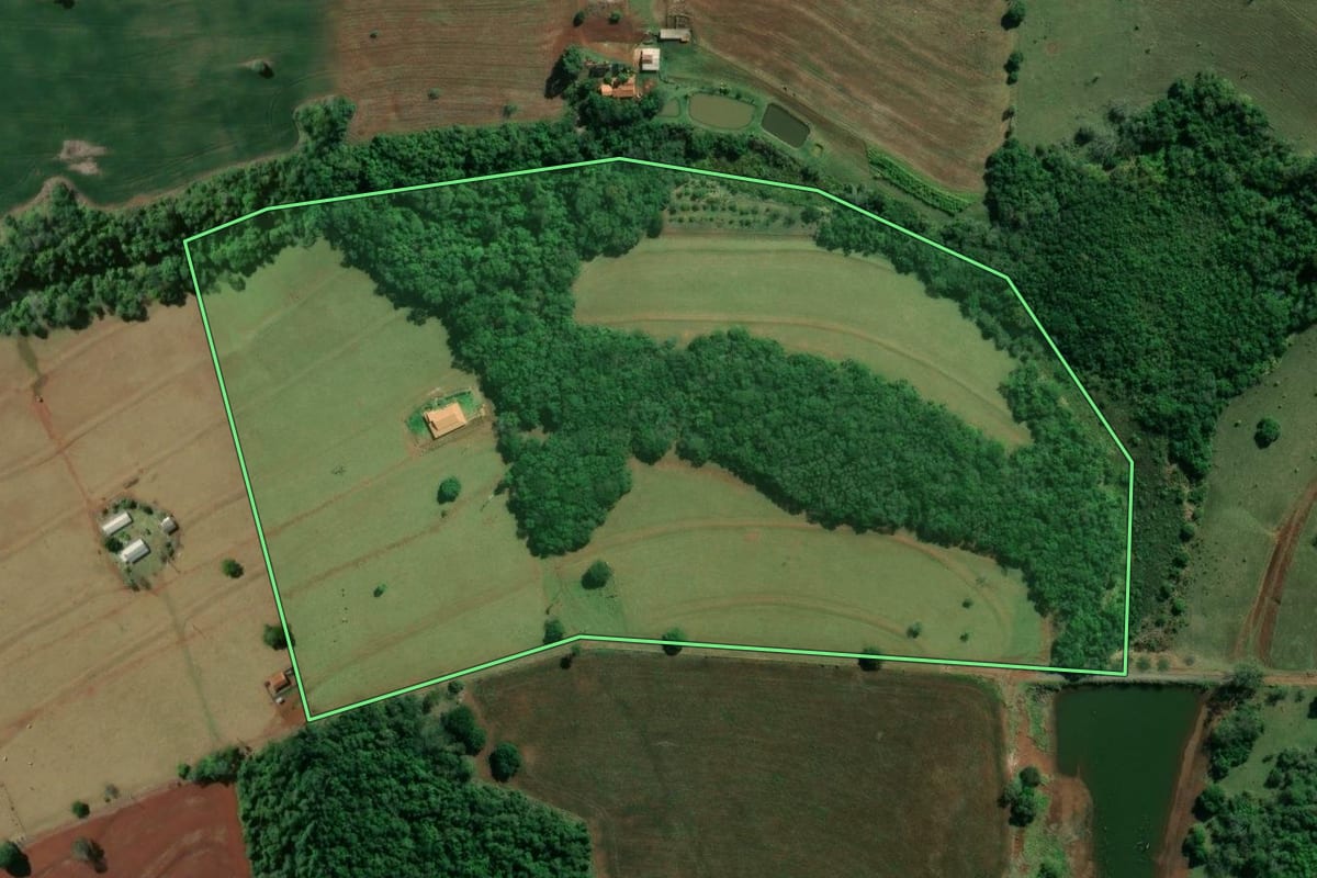 Imagem de satélite do imóvel rural em Cerqueira César (SP), com o contorno declarado no CAR desenhado por cima.