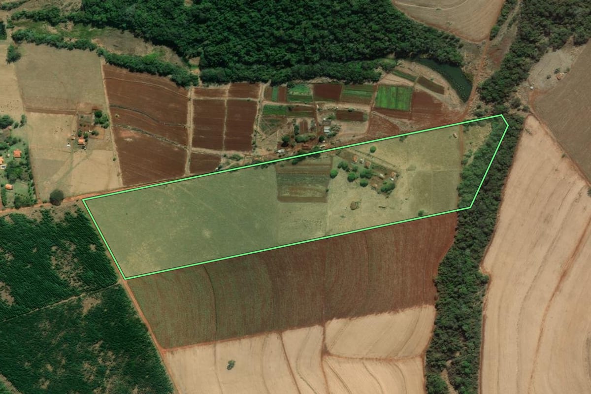 Imagem de satélite do imóvel rural em Cerqueira César (SP), com o contorno declarado no CAR desenhado por cima.