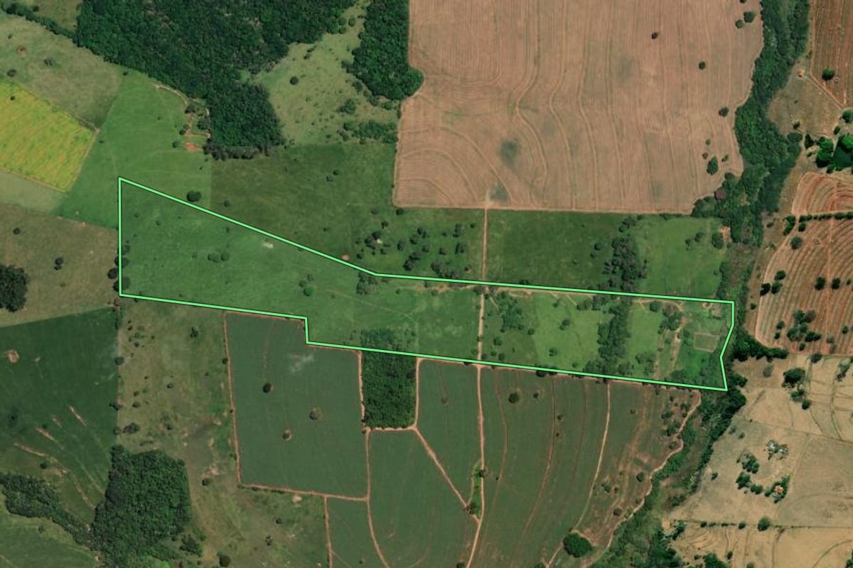 Imagem de satélite do imóvel rural em Cerqueira César (SP), com o contorno declarado no CAR desenhado por cima.
