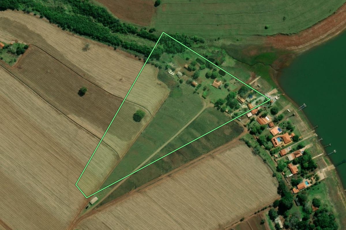 Imagem de satélite do imóvel rural em Cerqueira César (SP), com o contorno declarado no CAR desenhado por cima.