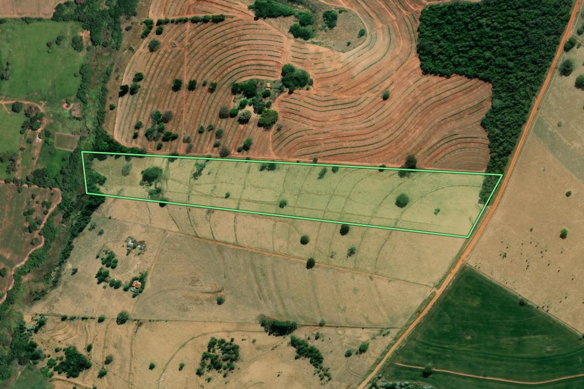 Imagem de satélite do imóvel rural em Cerqueira César (SP), com o contorno declarado no CAR desenhado por cima.