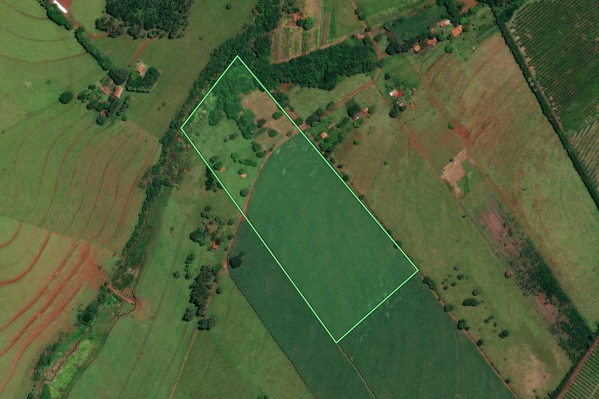 Imagem de satélite do imóvel rural em Cerqueira César (SP), com o contorno declarado no CAR desenhado por cima.