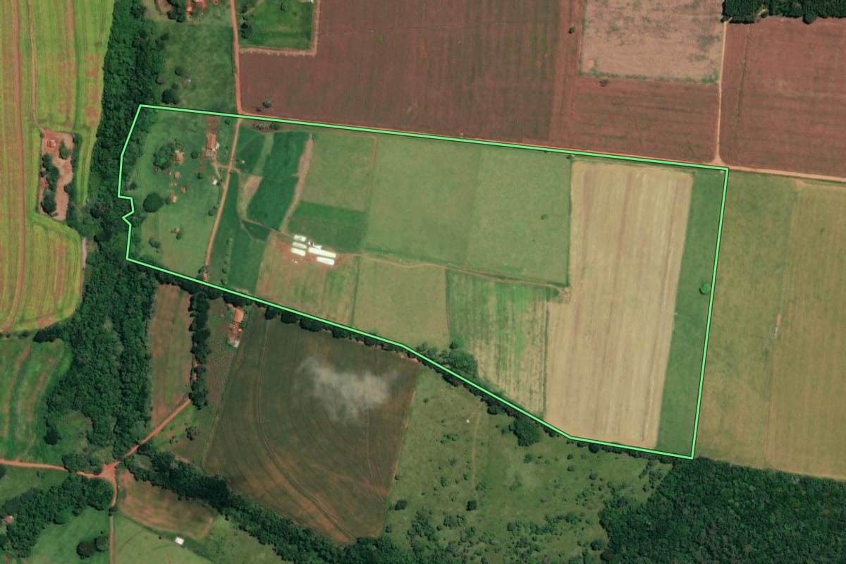 Imagem de satélite do imóvel rural em Cerqueira César (SP), com o contorno declarado no CAR desenhado por cima.