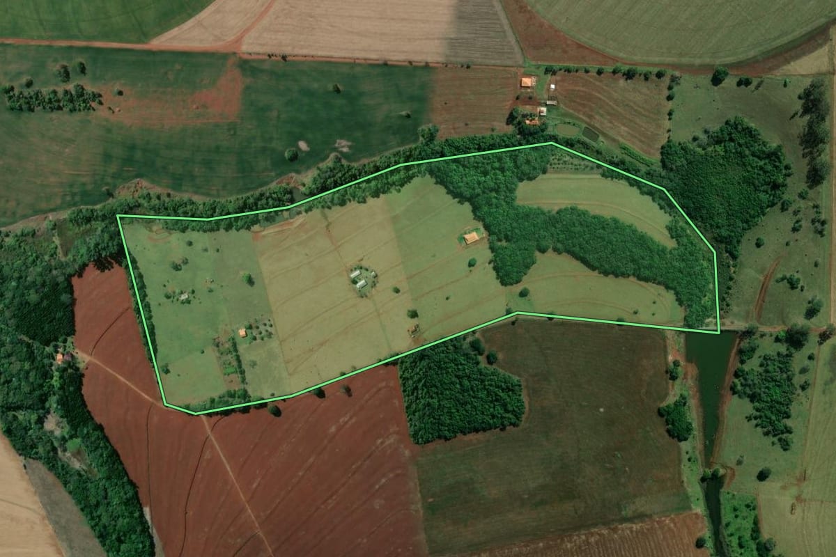 Imagem de satélite do imóvel rural em Cerqueira César (SP), com o contorno declarado no CAR desenhado por cima.
