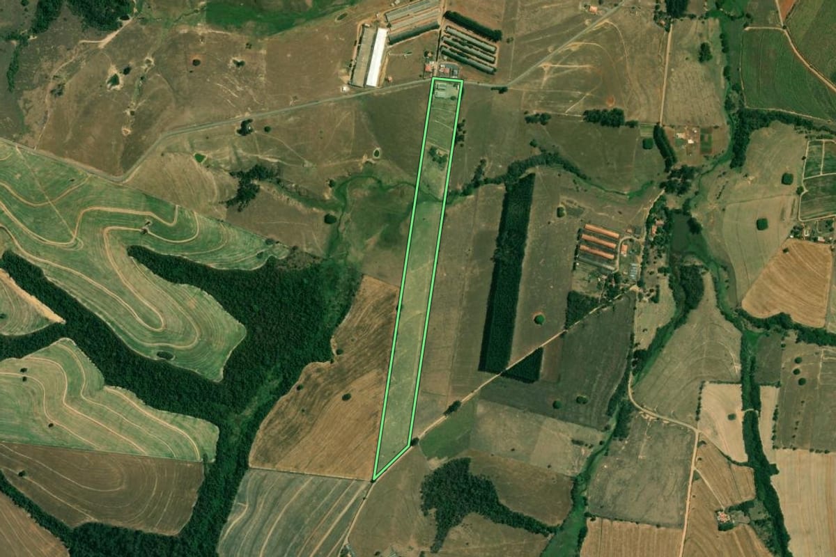 Imagem de satélite do imóvel rural em Cerquilho (SP), com o contorno declarado no CAR desenhado por cima.