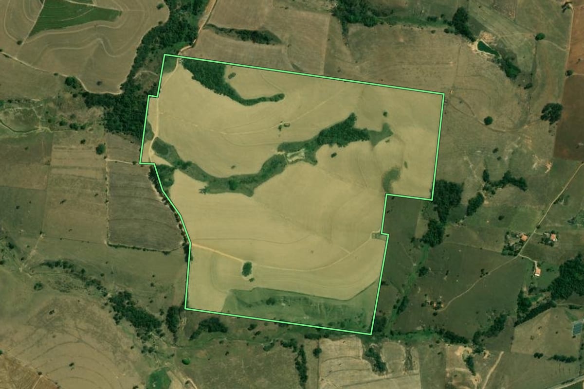 Imagem de satélite do imóvel rural em Cerquilho (SP), com o contorno declarado no CAR desenhado por cima.