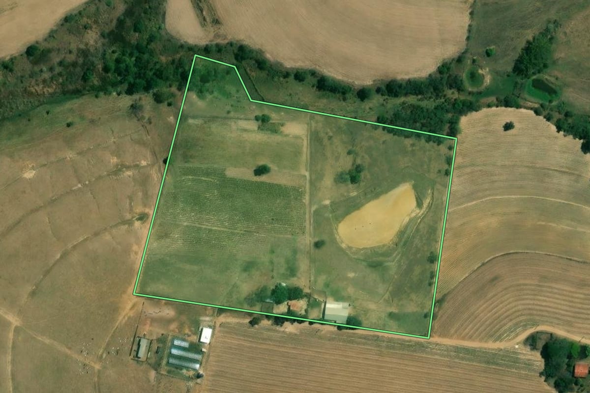 Imagem de satélite do imóvel rural em Cerquilho (SP), com o contorno declarado no CAR desenhado por cima.