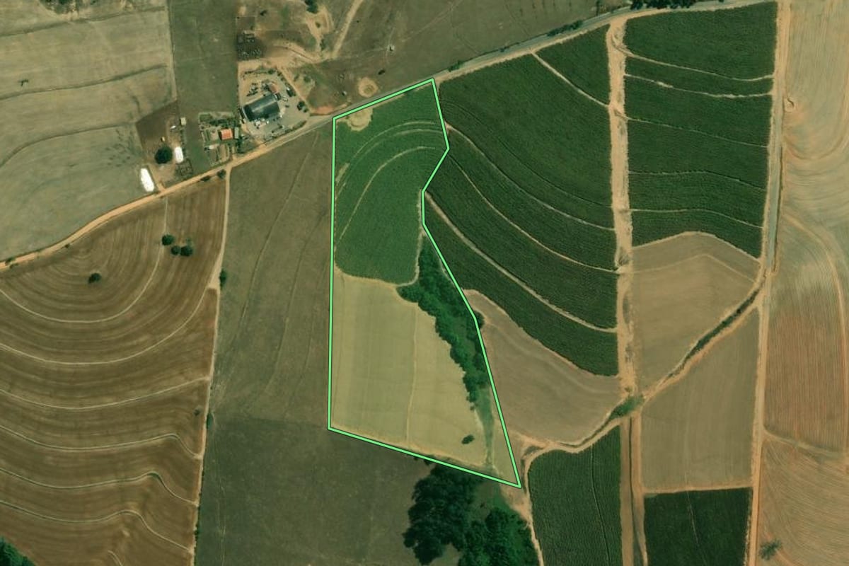 Imagem de satélite do imóvel rural em Cerquilho (SP), com o contorno declarado no CAR desenhado por cima.