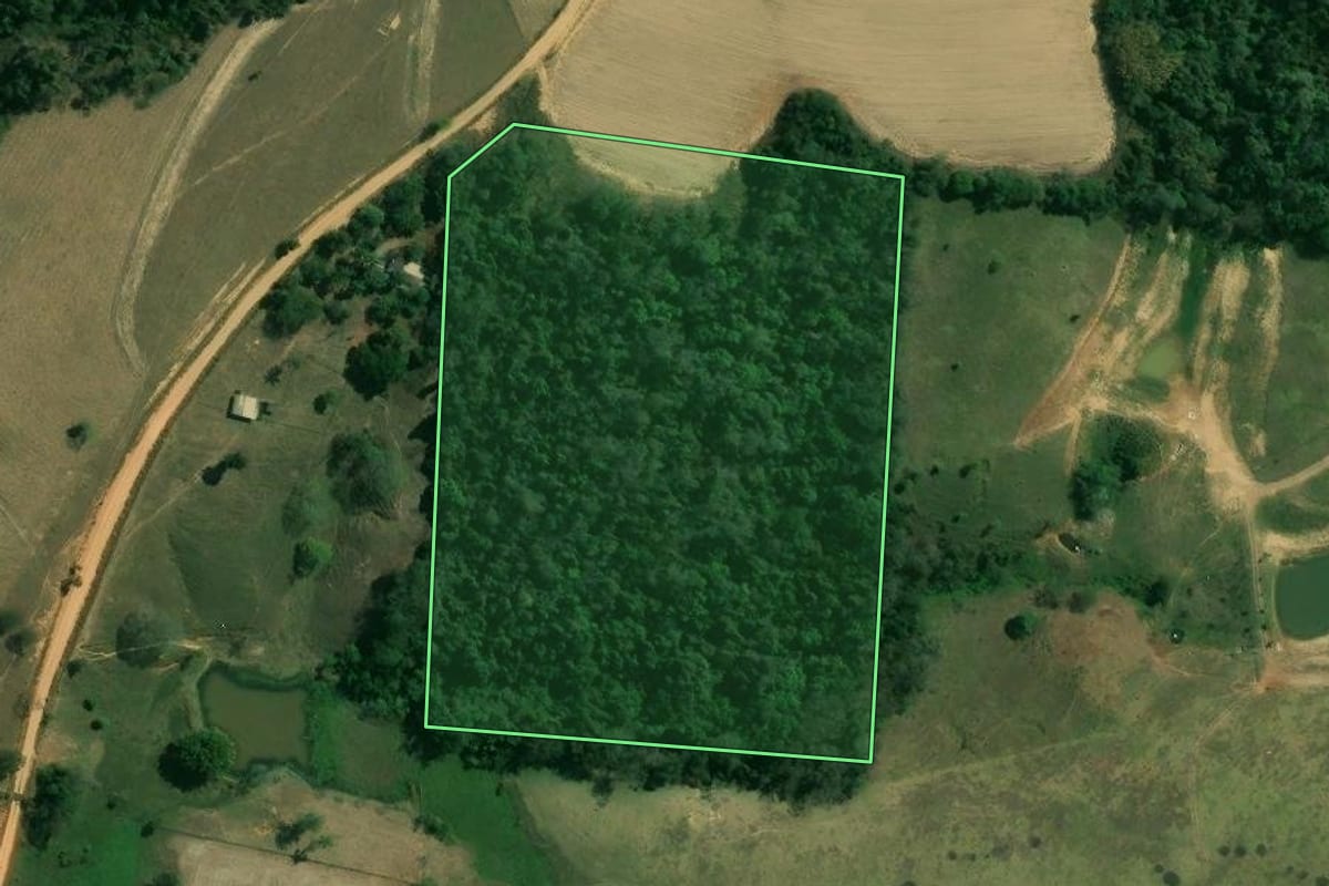 Imagem de satélite do imóvel rural em Cerquilho (SP), com o contorno declarado no CAR desenhado por cima.