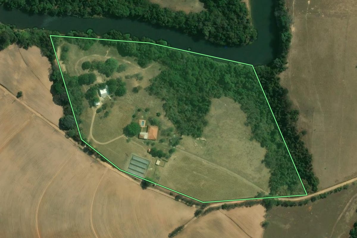 Imagem de satélite do imóvel rural em Cerquilho (SP), com o contorno declarado no CAR desenhado por cima.