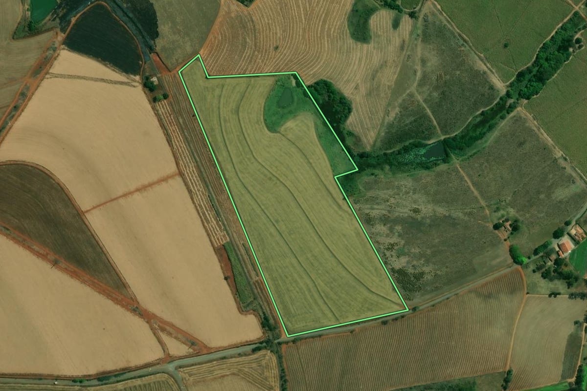 Imagem de satélite do imóvel rural em Cerquilho (SP), com o contorno declarado no CAR desenhado por cima.