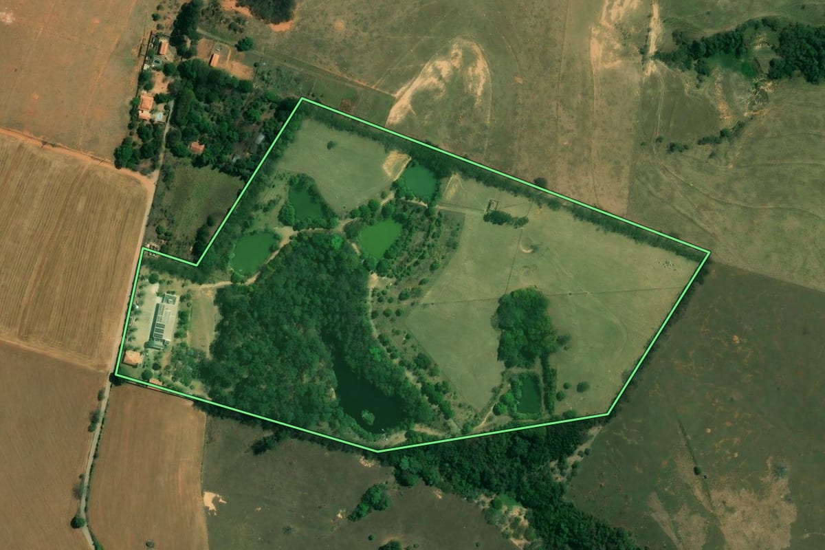Imagem de satélite do imóvel rural em Cerquilho (SP), com o contorno declarado no CAR desenhado por cima.