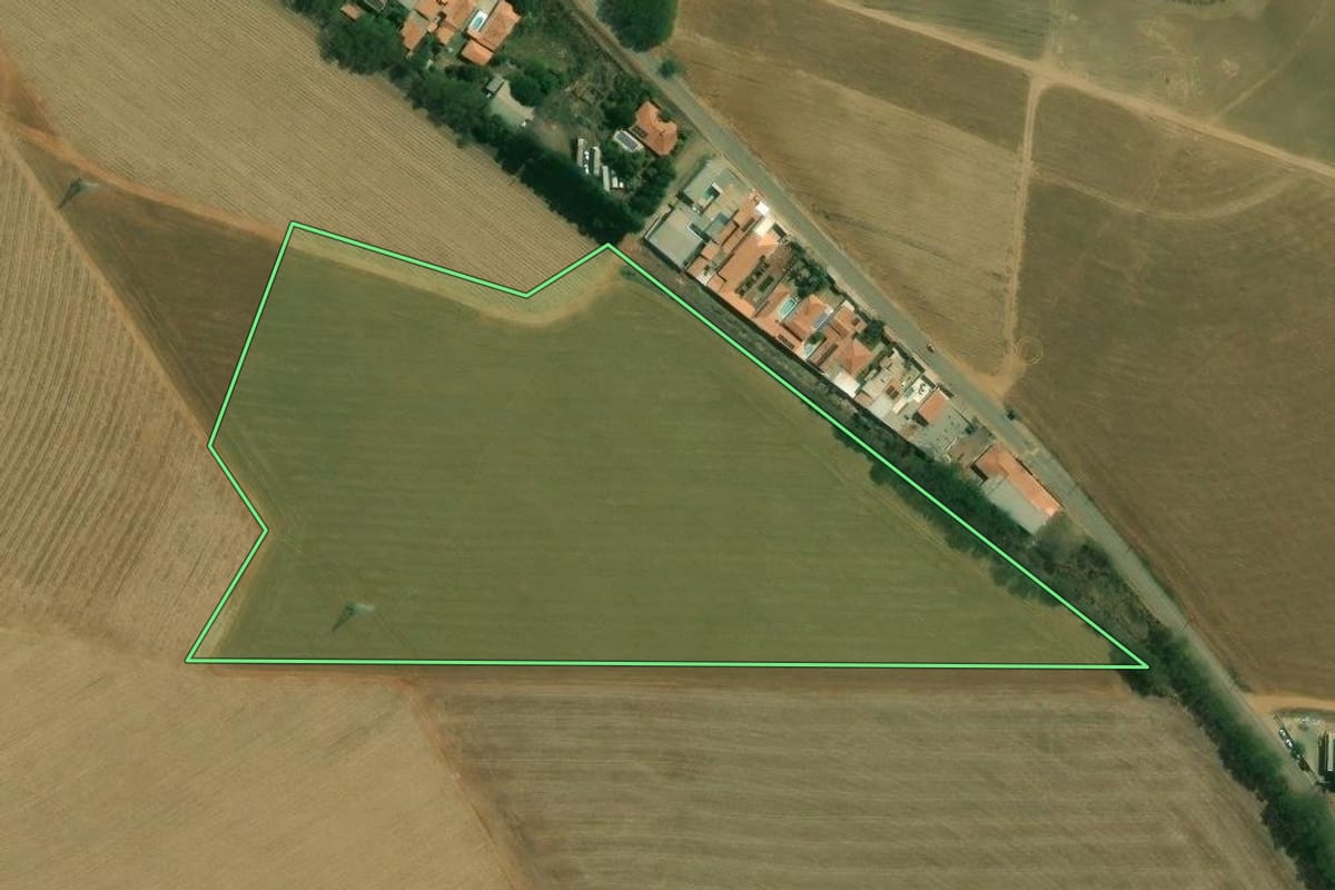 Imagem de satélite do imóvel rural em Cerquilho (SP), com o contorno declarado no CAR desenhado por cima.