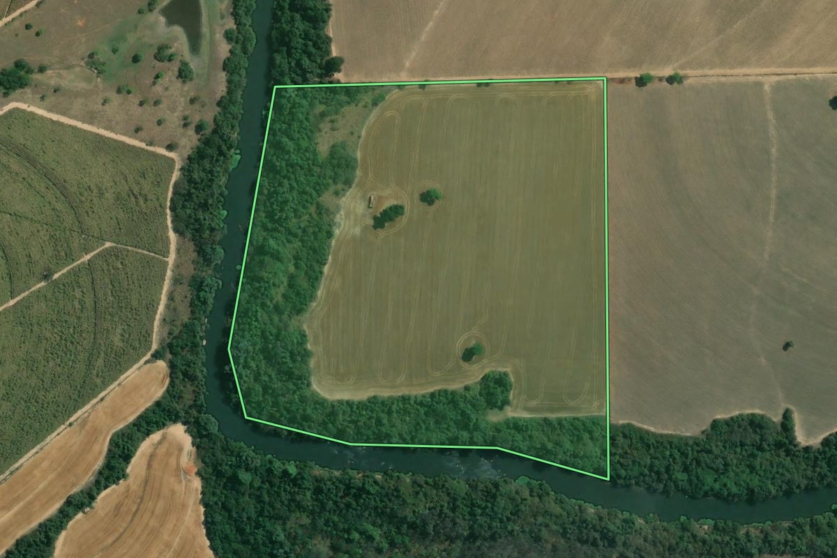 Imagem de satélite do imóvel rural em Cerquilho (SP), com o contorno declarado no CAR desenhado por cima.