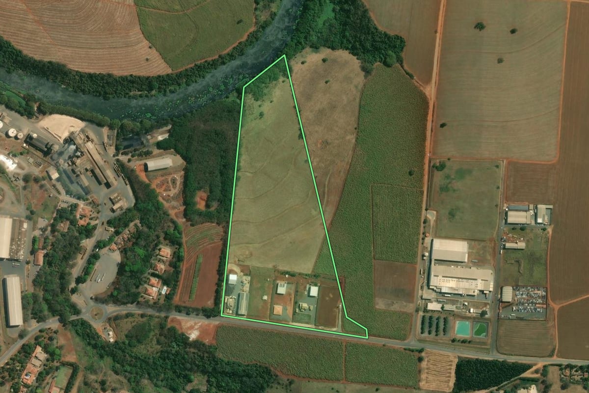Imagem de satélite do imóvel rural em Cerquilho (SP), com o contorno declarado no CAR desenhado por cima.