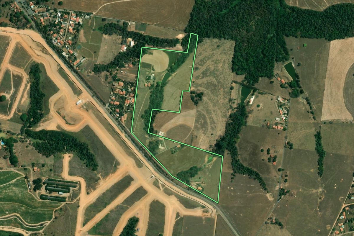 Imagem de satélite do imóvel rural em Cerquilho (SP), com o contorno declarado no CAR desenhado por cima.