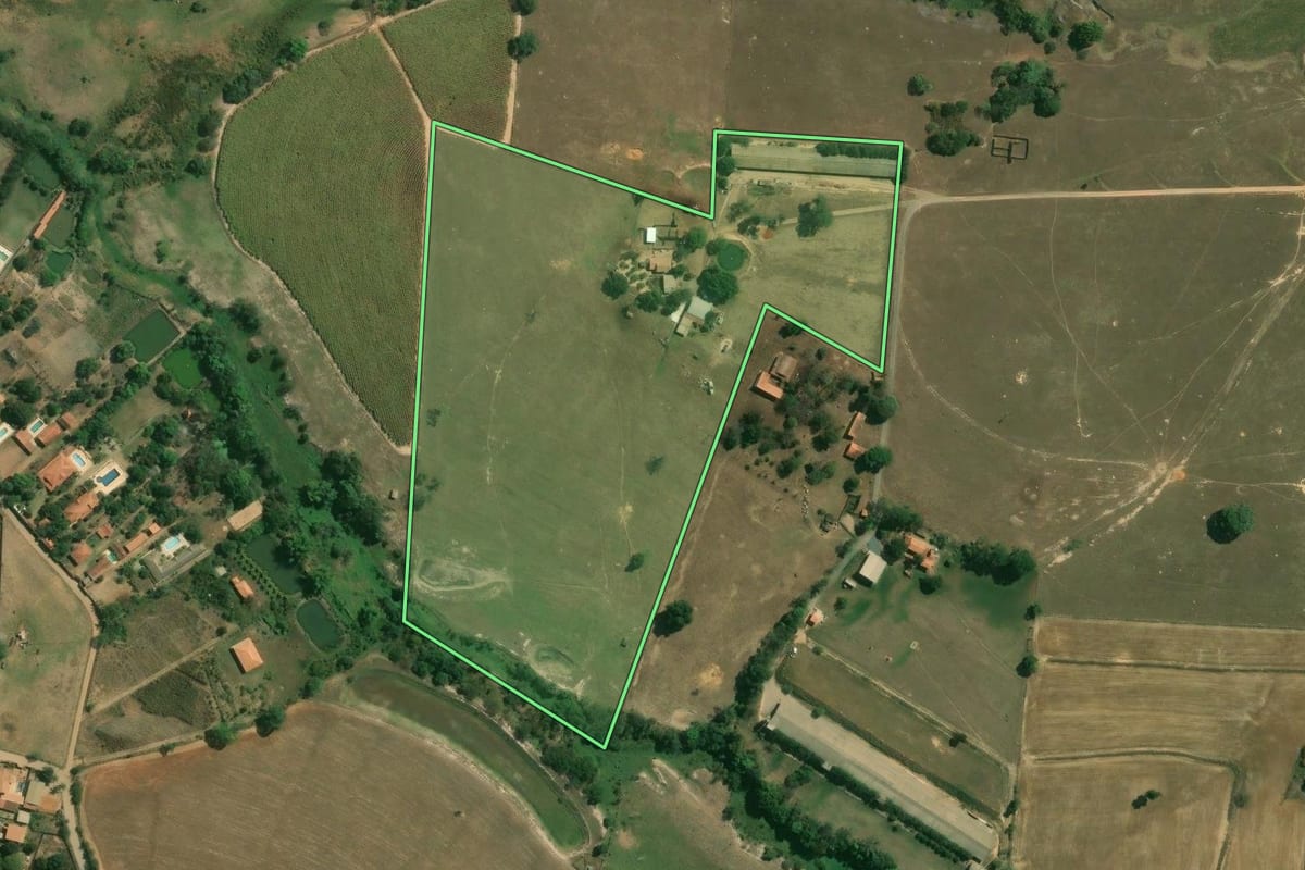 Imagem de satélite do imóvel rural em Cerquilho (SP), com o contorno declarado no CAR desenhado por cima.