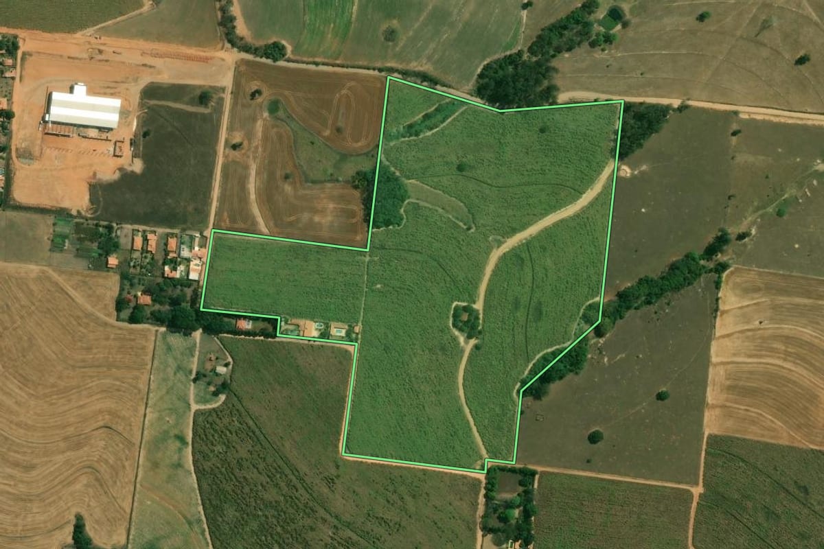 Imagem de satélite do imóvel rural em Cerquilho (SP), com o contorno declarado no CAR desenhado por cima.