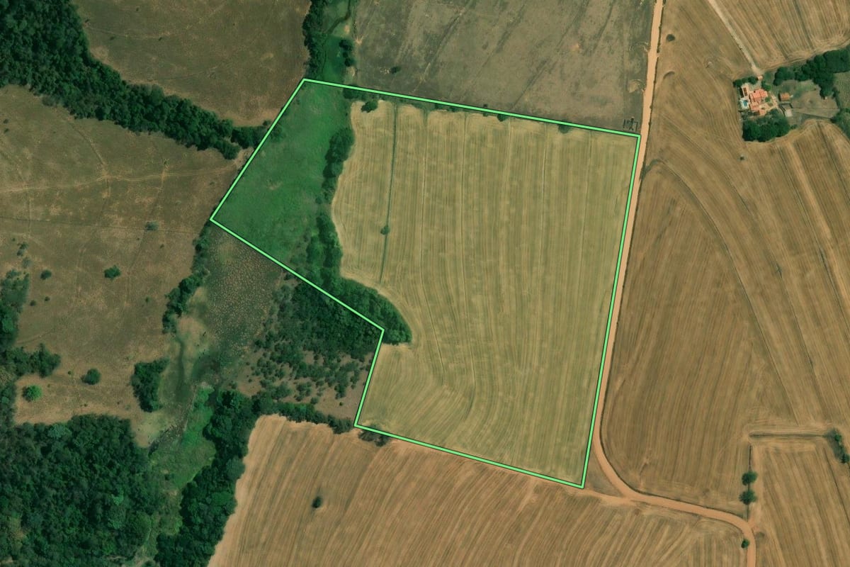 Imagem de satélite do imóvel rural em Cerquilho (SP), com o contorno declarado no CAR desenhado por cima.