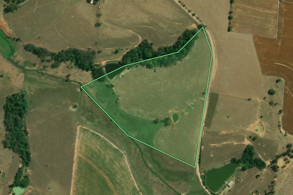 Imagem de satélite do imóvel rural em Cerquilho (SP), com o contorno declarado no CAR desenhado por cima.