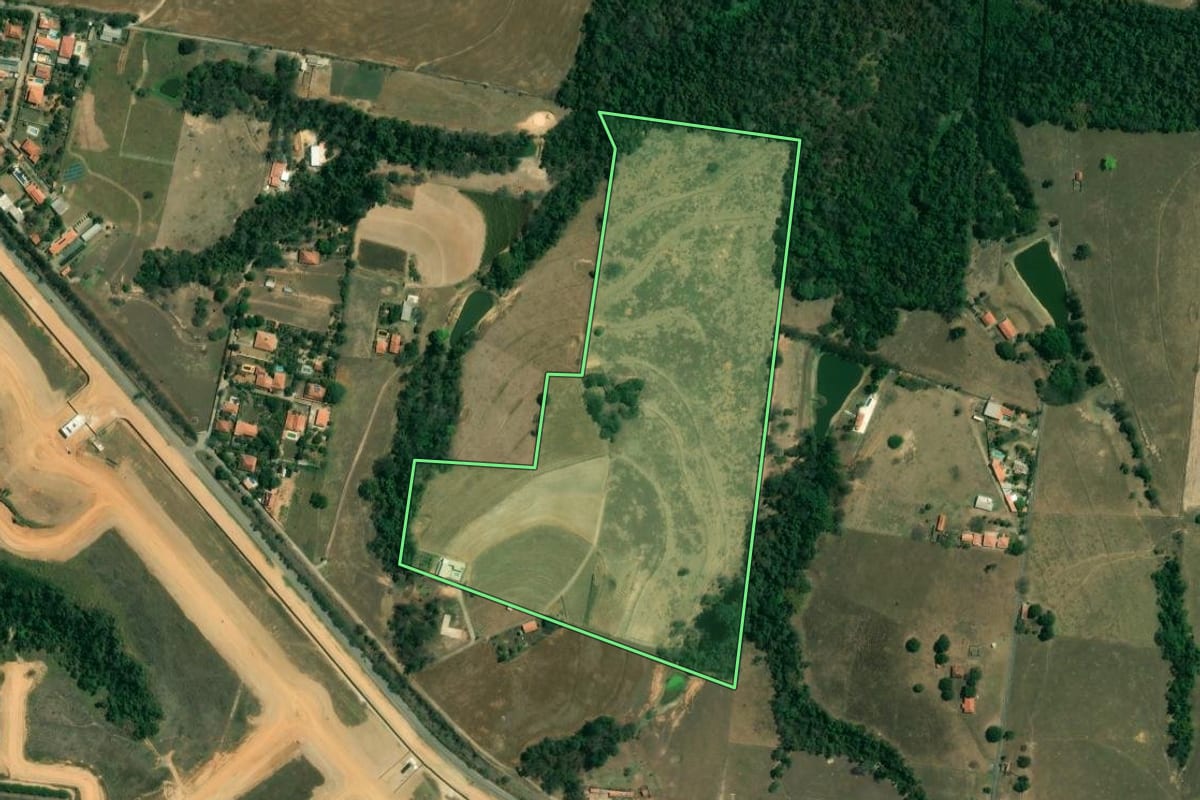 Imagem de satélite do imóvel rural em Cerquilho (SP), com o contorno declarado no CAR desenhado por cima.