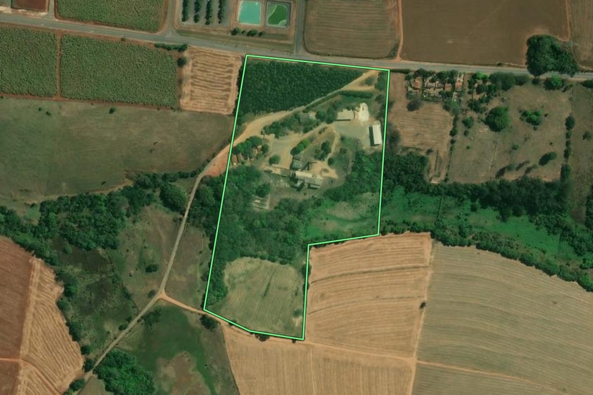 Imagem de satélite do imóvel rural em Cerquilho (SP), com o contorno declarado no CAR desenhado por cima.