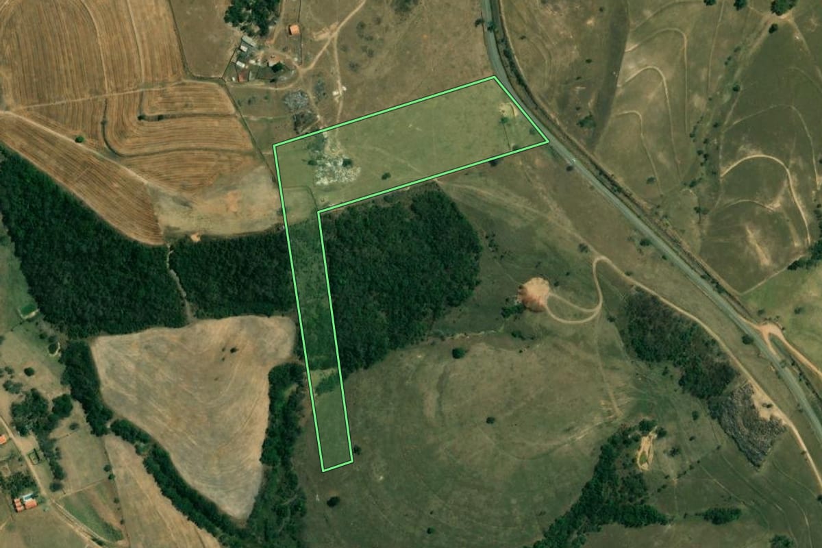 Imagem de satélite do imóvel rural em Cerquilho (SP), com o contorno declarado no CAR desenhado por cima.