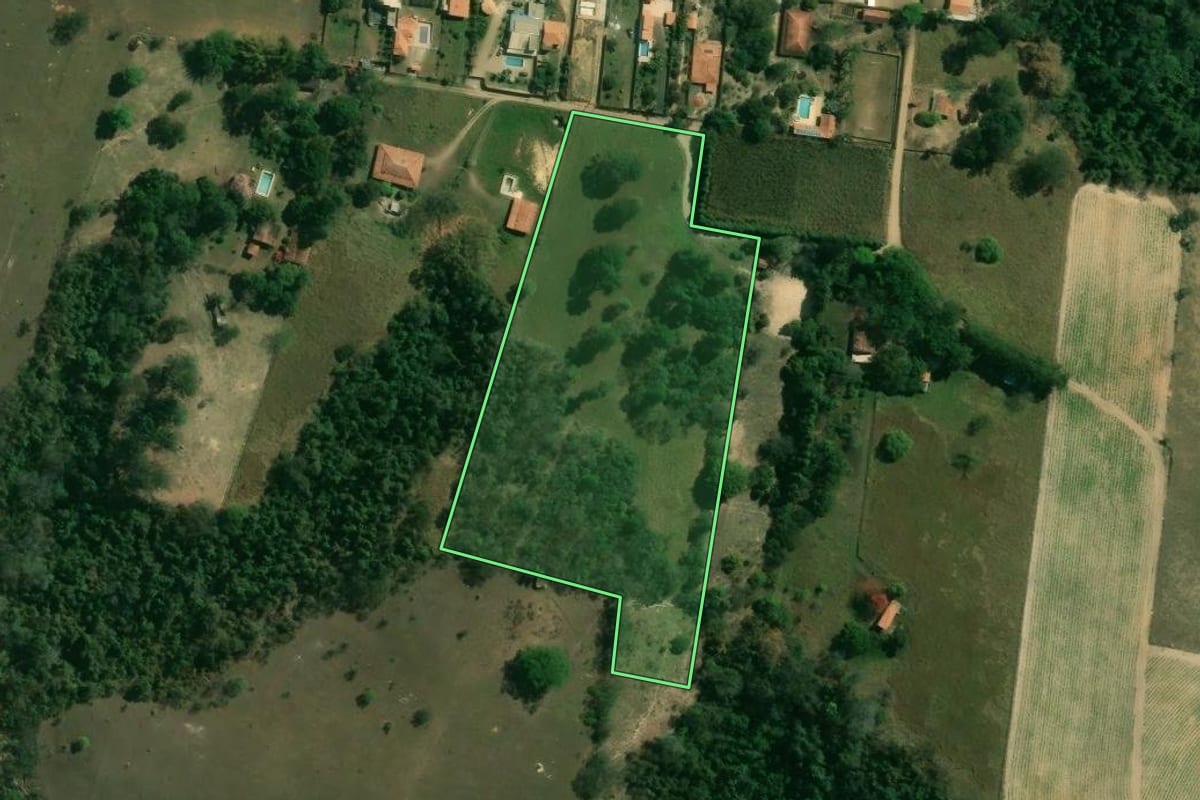 Imagem de satélite do imóvel rural em Cerquilho (SP), com o contorno declarado no CAR desenhado por cima.