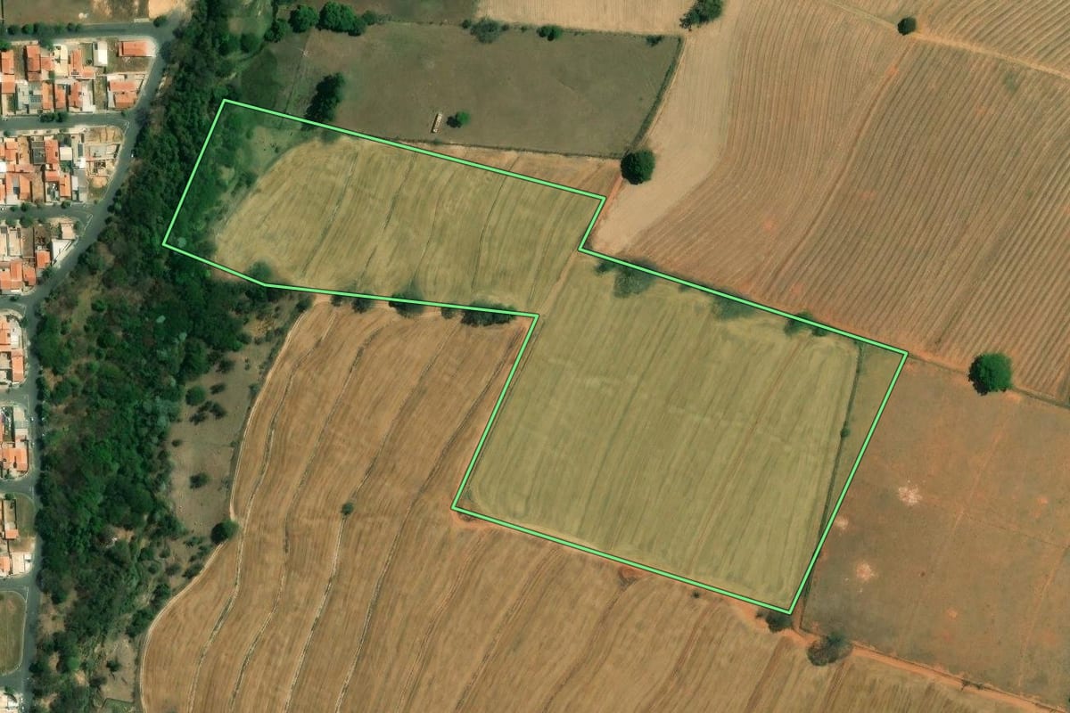 Imagem de satélite do imóvel rural em Cerquilho (SP), com o contorno declarado no CAR desenhado por cima.