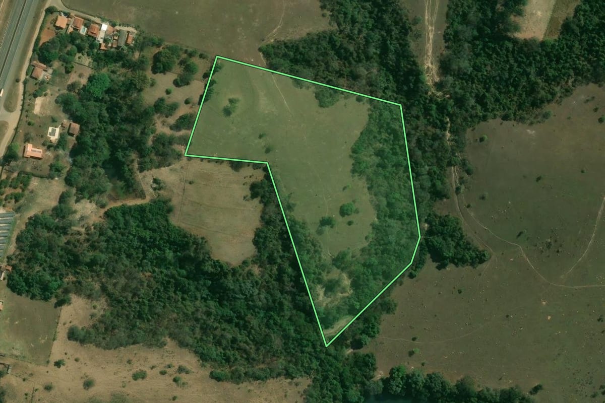 Imagem de satélite do imóvel rural em Cerquilho (SP), com o contorno declarado no CAR desenhado por cima.