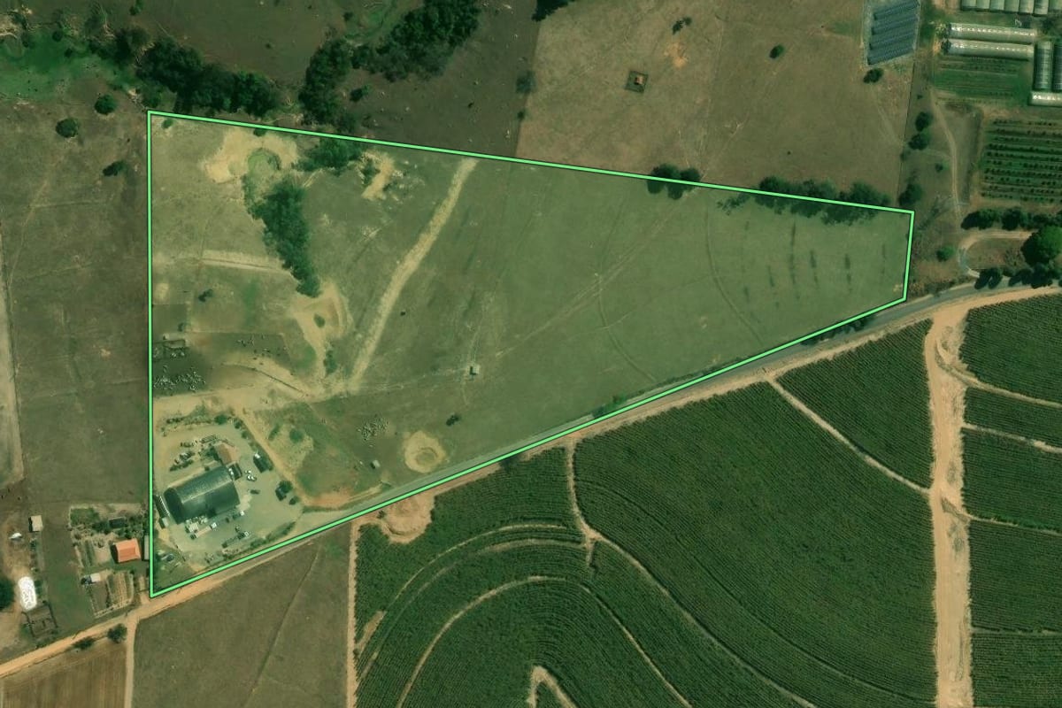 Imagem de satélite do imóvel rural em Cerquilho (SP), com o contorno declarado no CAR desenhado por cima.