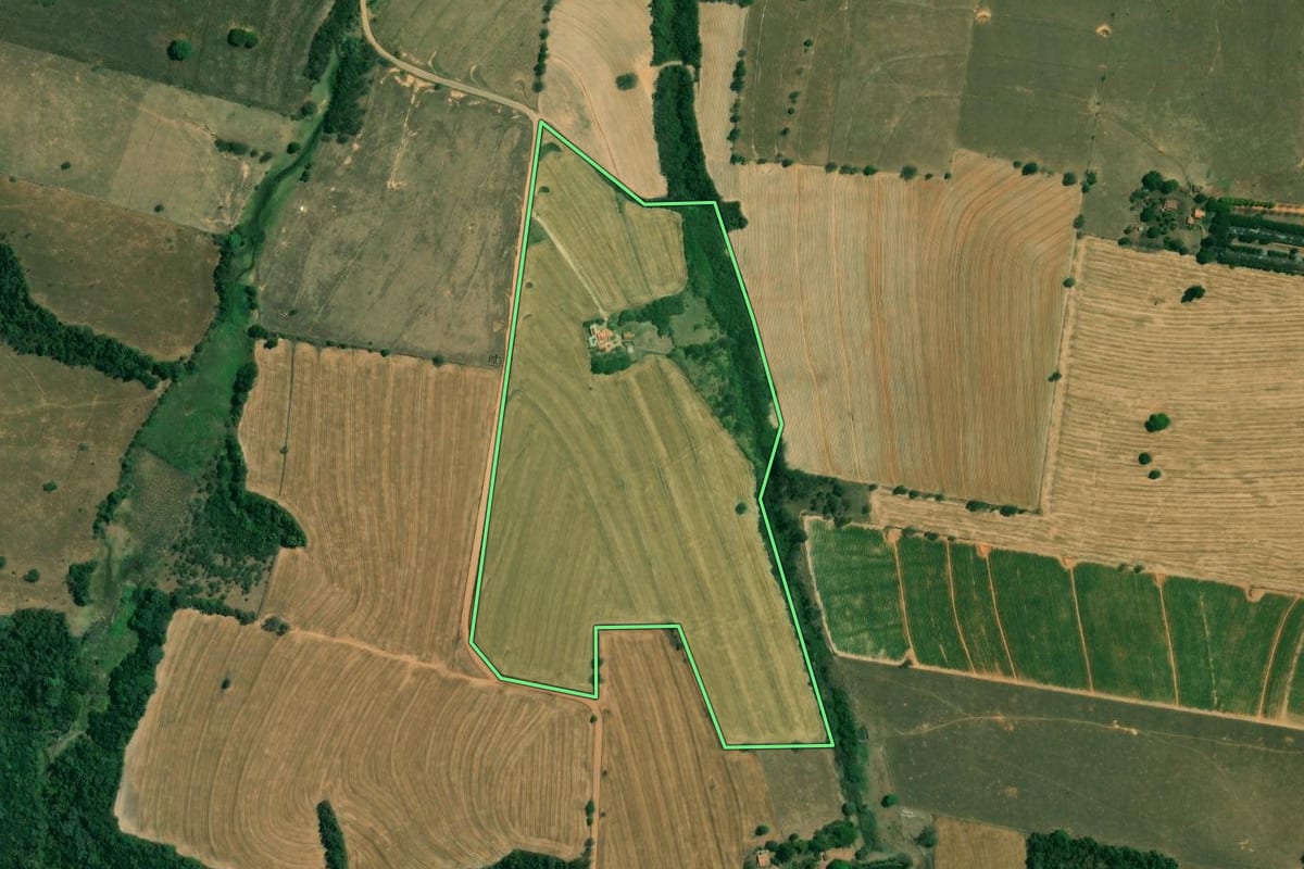 Imagem de satélite do imóvel rural em Cerquilho (SP), com o contorno declarado no CAR desenhado por cima.
