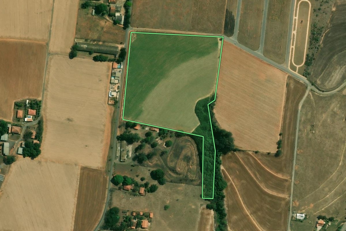 Imagem de satélite do imóvel rural em Cerquilho (SP), com o contorno declarado no CAR desenhado por cima.