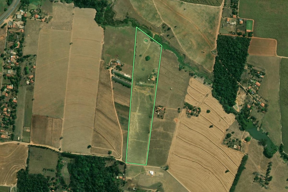 Imagem de satélite do imóvel rural em Cerquilho (SP), com o contorno declarado no CAR desenhado por cima.