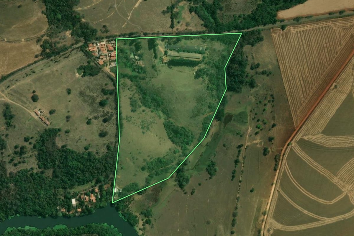 Imagem de satélite do imóvel rural em Cerquilho (SP), com o contorno declarado no CAR desenhado por cima.