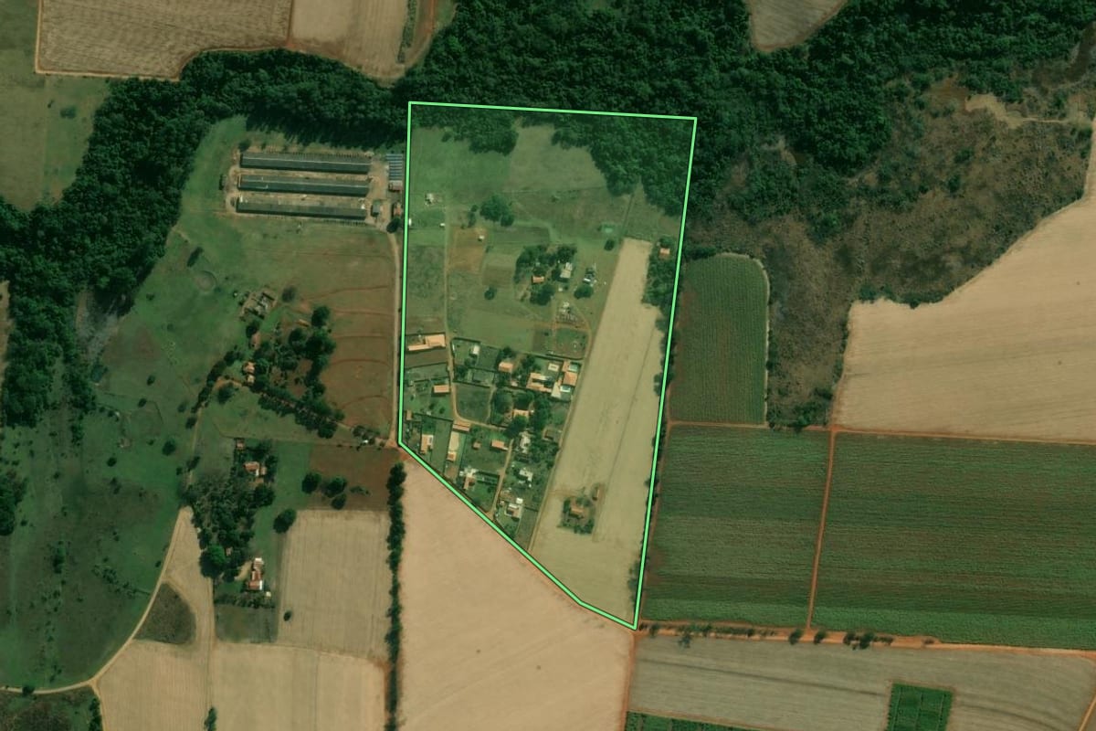Imagem de satélite do imóvel rural em Cesário Lange (SP), com o contorno declarado no CAR desenhado por cima.