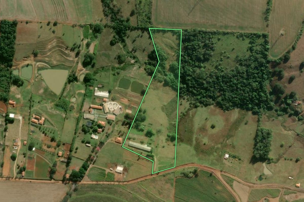 Imagem de satélite do imóvel rural em Cesário Lange (SP), com o contorno declarado no CAR desenhado por cima.