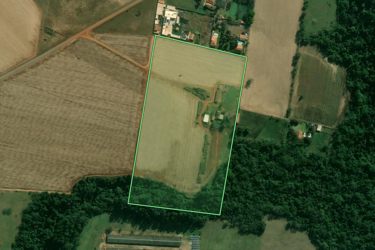 Imagem de satélite do imóvel rural em Cesário Lange (SP), com o contorno declarado no CAR desenhado por cima.
