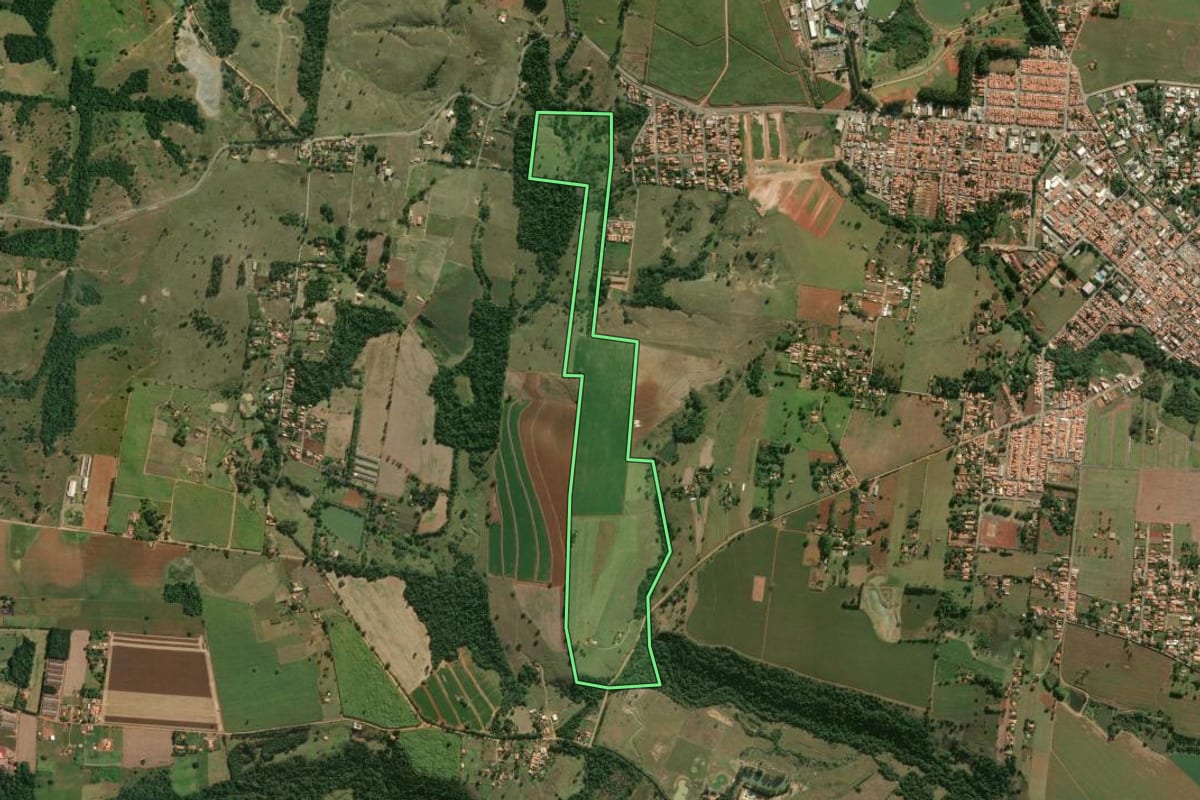 Imagem de satélite do imóvel rural em Cesário Lange (SP), com o contorno declarado no CAR desenhado por cima.