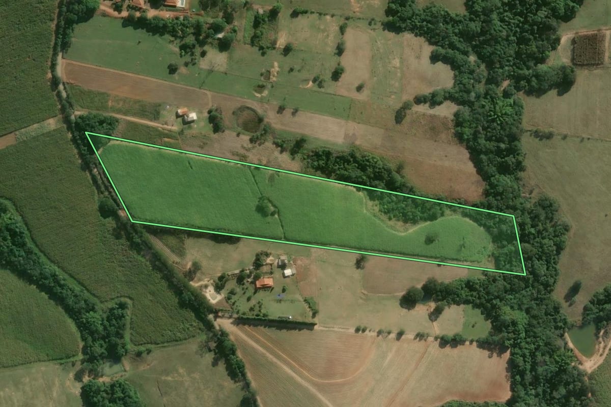 Imagem de satélite do imóvel rural em Cesário Lange (SP), com o contorno declarado no CAR desenhado por cima.