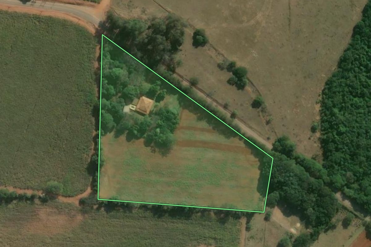 Imagem de satélite do imóvel rural em Cesário Lange (SP), com o contorno declarado no CAR desenhado por cima.