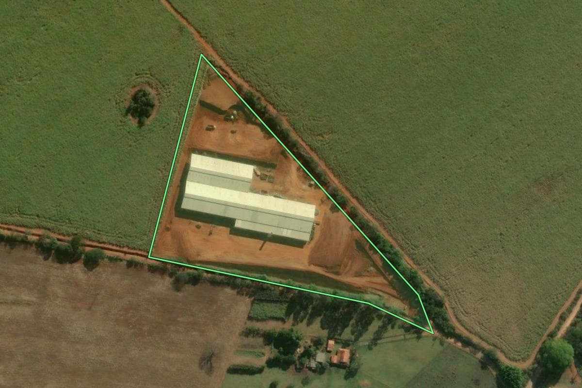Imagem de satélite do imóvel rural em Cesário Lange (SP), com o contorno declarado no CAR desenhado por cima.