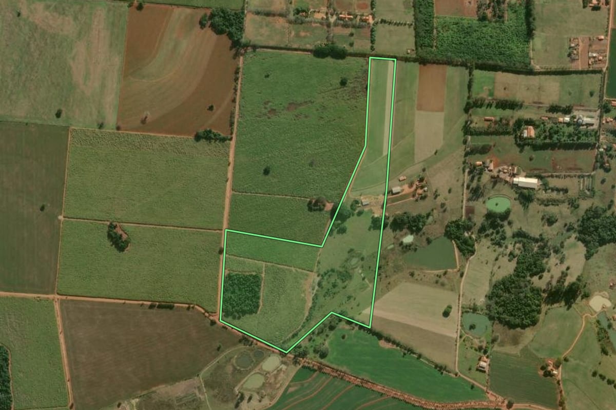 Imagem de satélite do imóvel rural em Cesário Lange (SP), com o contorno declarado no CAR desenhado por cima.