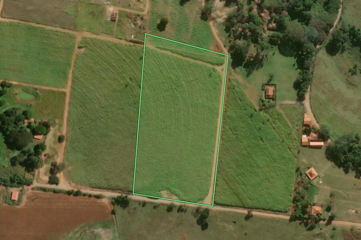 Imagem de satélite do imóvel rural em Cesário Lange (SP), com o contorno declarado no CAR desenhado por cima.