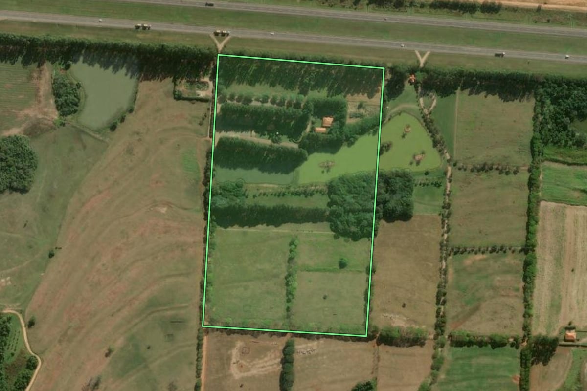 Imagem de satélite do imóvel rural em Cesário Lange (SP), com o contorno declarado no CAR desenhado por cima.