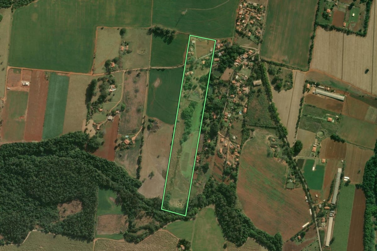 Imagem de satélite do imóvel rural em Cesário Lange (SP), com o contorno declarado no CAR desenhado por cima.